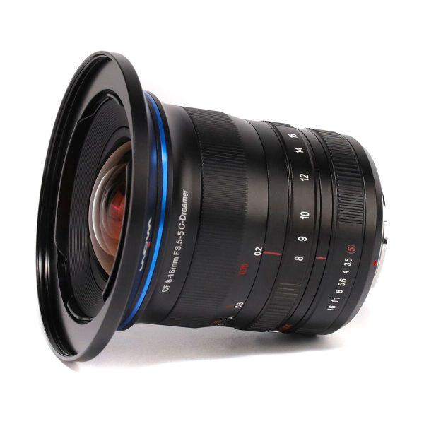 Lähikuva Laowa 8-16mm f/3.5-5 Zoom CF Fuji X -objektiivista, jossa korostuvat sen musta objektiivirunko, leveä etuelementti, näkyvät tarkennus- ja aukkorenkaat sekä yksityiskohtaiset polttovälin, aukon ja etäisyyden merkinnät.