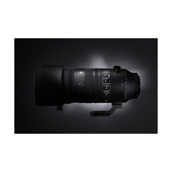 sigma_70-200_sport_dn_01 Sigma 70-200mm f/2.8 DG DN OS Sport -objektiivi Sony E:lle on esillä tummalla kaltevuusasteikollisella taustalla, ja sen tyylikäs musta runko ja sisäänrakennettu jalustakiinnitys korostuvat taustavalossa.