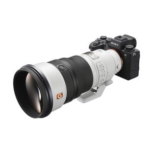 Sony Alpha -kamera, johon on kiinnitetty Sony FE 300mm f/2.8 GM OSS -objektiivi ja jossa on useita säätörenkaita ja kytkimiä valkoisella taustalla.