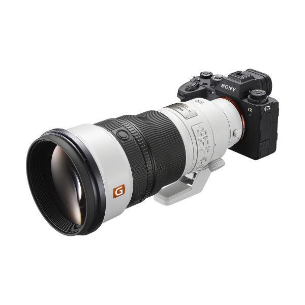 Sony Alpha -kamera, johon on kiinnitetty Sony FE 300mm f/2.8 GM OSS -objektiivi ja jossa on useita säätörenkaita ja kytkimiä valkoisella taustalla.