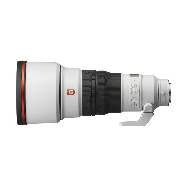 Sony FE 300mm f/2.8 GM OSS -objektiivi on suuri valkoinen teleobjektiivi, jossa on musta kahva, oranssi G-merkki, useita kytkimiä ja jalustakiinnitys.