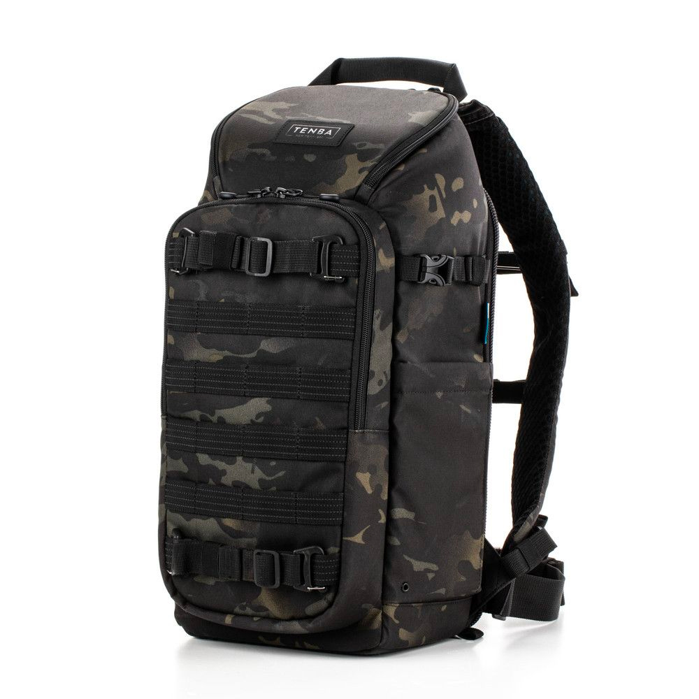 Tenba Axis V2 16L Reppu MultiCammusta -kamerareppu sisältää mustan ja harmaan maastokuvioinnin, useita vetoketjullisia lokeroita, säädettävät hihnat, sivutaskut ja yläkahvan. Reppu on kuvattu pystyasennossa valkoisella pohjalla.