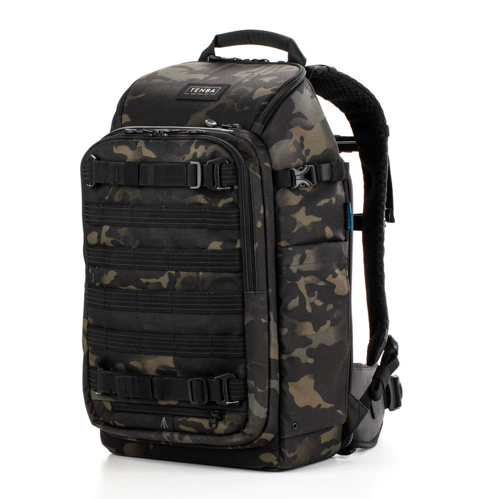 Tenba Axis v2 20L Backpack MultiCammusta -kamerareppu on mustan ja tummanvihreän maastokuvioinen, siinä on useita vetoketjulokeroita, säädettävät hihnat ja pehmustettu yläkahva.