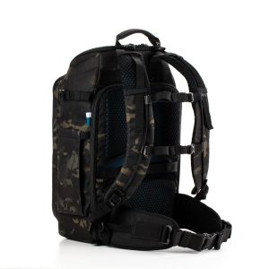Tenba Axis v2 24L reppu MultiCammusta -kamerareppu mustassa ja tummassa camossa näkyy sivulta ja takaa, pehmustetut olkahihnat, rintahihna, vyötäröhihna ja ulkopuolinen sivutasku, jossa on kynä.