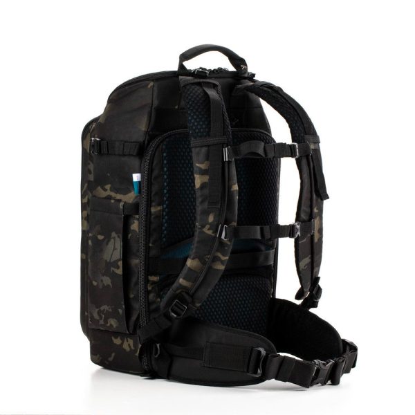 Tenba Axis v2 24L reppu MultiCammusta -kamerareppu mustassa ja tummassa camossa näkyy sivulta ja takaa, pehmustetut olkahihnat, rintahihna, vyötäröhihna ja ulkopuolinen sivutasku, jossa on kynä.