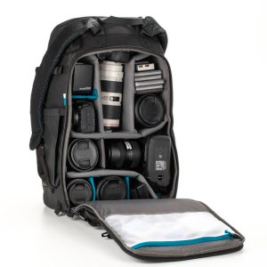 Tenba Axis v2 32L Backpack MultiCam -kamerareppu on auki ja paljastaa järjestetyt lokerot kameroille, objektiiveille, muistikortille, akuille ja varusteille. Etuluukussa on pieni verkkotasku lisätarvikkeita varten.