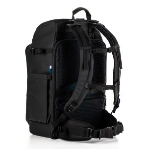 Tenba Axis v2 32L Backpack MultiCam -kamerareppu näkyy selästä, ja siinä on pehmustetut olkahihnat, yläkahva, vyötärövyö, sivutaskut ja pehmustettu sisäpuolinen selkäpaneeli mukavuutta varten.