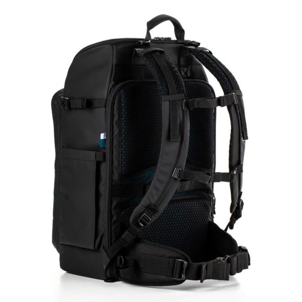 Tenba Axis v2 32L Backpack MultiCam -kamerareppu näkyy selästä, ja siinä on pehmustetut olkahihnat, yläkahva, vyötärövyö, sivutaskut ja pehmustettu sisäpuolinen selkäpaneeli mukavuutta varten.