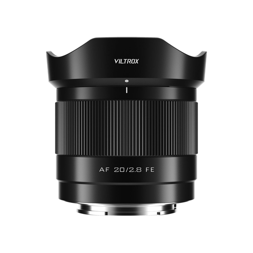 Viltrox AF 20mm f/2.8 -objektiivi, Sony E on esillä eteenpäin valkoista taustaa vasten, korostaen sen leveää piippua, uurrettua tarkennusrengasta ja terälehden muotoista huppua.