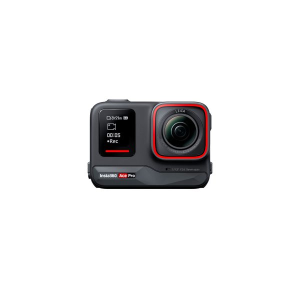 Insta360_Acepro_002 Insta360 Ace Pro 8K Actionkameran etupuolella näkyy näkyvä linssi, jossa on punainen rengas, pieni näyttö, joka näyttää tallennustiedot, ja tuotemerkki harmaassa rungossa, kaikki valkoista taustaa vasten.