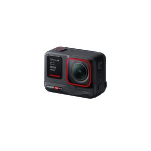 Insta360_Acepro_003 Musta Insta360 Ace Pro 8K Actionkamera, jossa on punainen aksentti, suuri objektiivi, etunäyttö ja näkyvä tuotemerkki, näkyy valkoisella taustalla.