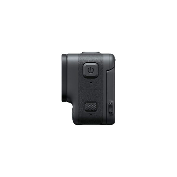 Insta360_Acepro_005 Mustan Insta360 Ace Pro 8K Actionkameran sivukuva, jossa on virtapainike, kuvioitu kahva-alue ja pieni sivuportti, kaikki valkoista taustaa vasten.
