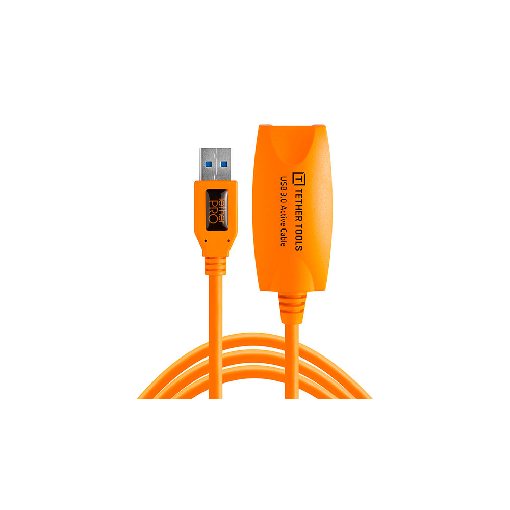 Tether-Tools-TetherPro-USB-Active-Extension-Cable-10m_03 Tether Tools TetherPro USB 3.0 Active Extension Cable 4.9m on esitetty kirkkaan oranssina, ja siinä on USB-A-liitin ja suurennettu kotelo, joissa molemmissa on Tether Tools -logo valkoista taustaa vasten.