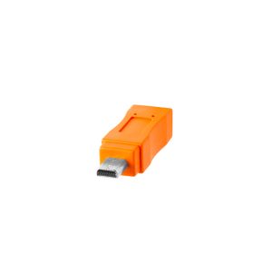Tether Tools TetherPro USB-C 2.0 Mini-B 8-nastaiseen USB-C-sovittimeen on oranssi, ja se näkyy valkoisella pohjalla.