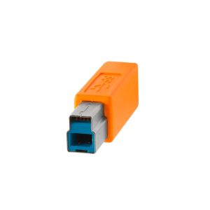 Oranssi Tether Tools TetherPro USB-C-3.0 Male-B -sovitin, jossa on hopeanvärinen ja sininen USB Type-B -urosliitin, eristettynä valkoisella pohjalla.
