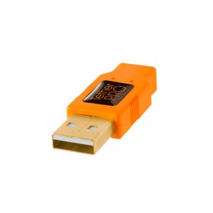 Lähikuva oranssista Tether Tools TetherPro USB A 2.0 - Mini-B 8-nastaiseen sovittimeen, jossa on kultainen liitin ja "Tether Pro" -merkintä valkoisella pohjalla.