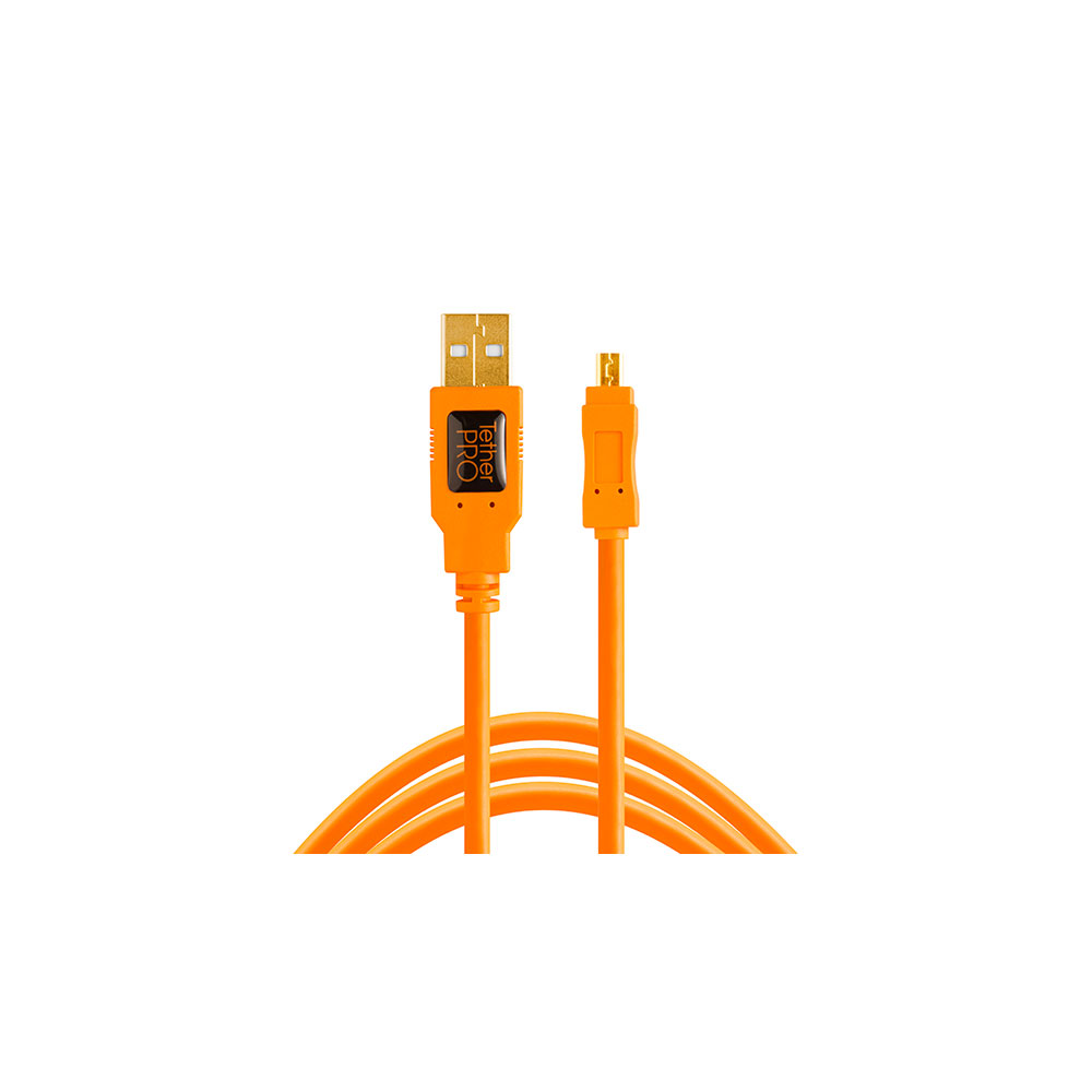 Tether Tools TetherPro USB A 2.0 - Mini-B 8-napainen -kaapelissa on kirkkaan oranssi viimeistely, jossa on vasemmalla USB-A-liitin ja oikealla mini-B 8-napainen liitin, jotka molemmat näkyvät selvästi valkoista taustaa vasten.
