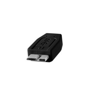 TetherPro-USB-30-to-Micro-B-02 Tether Tools TetherPro USB 3.0-Micro-B - Musta -sovittimessa on musta, kulmikas liitin, jonka kaksipiikkinen pää osoittaa eteenpäin valkoisella pohjalla.