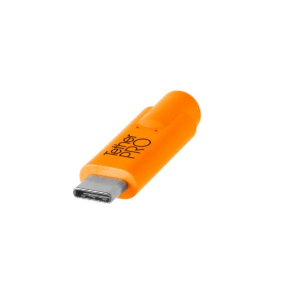 Kuvassa on Tether Tools TetherPro USB-C-2.0 Mini-B 8-nastainen USB-C-sovitin, jossa on oranssi kotelo ja metallinen liitin valkoisella pohjalla, ja sen kylkeen on painettu teksti "Tether PRO".