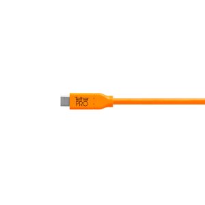 Oranssinvärinen Tether Tools TetherPro USB-C- ja USB-A-liitäntäsovitin näkyy valkoista taustaa vasten, ja siinä on näkyvissä liitin ja kaapeli, jonka liittimen koteloon on painettu "Tether PRO".