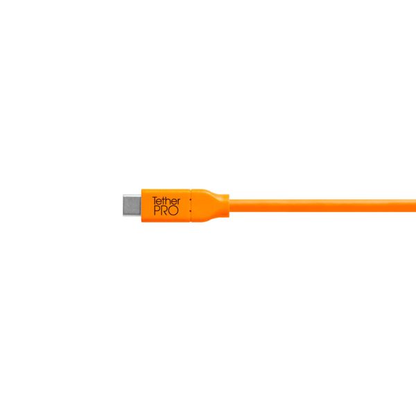 Oranssinvärinen Tether Tools TetherPro USB-C- ja USB-A-liitäntäsovitin näkyy valkoista taustaa vasten, ja siinä on näkyvissä liitin ja kaapeli, jonka liittimen koteloon on painettu "Tether PRO".