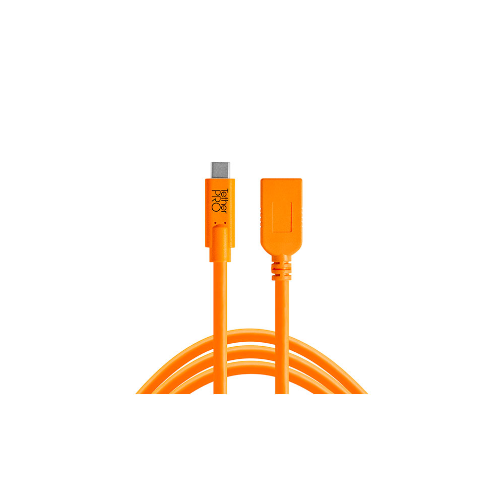 TetherPro-USB-C-to-USB-A-Female-Adapter-03 Tether Tools TetherPro TetherPro USB-C- ja USB-A-liitäntäinen liitin on kirkkaan oranssi kaapeli, jossa on USB-C-liitin vasemmalla puolella ja suorakulmainen USB-A-liitin oikealla puolella, molemmat ylöspäin valkoista taustaa vasten.