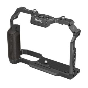 SmallRig 4261 Cage for Nikon Z f on metallinen kamerahäkki, jossa on puinen kahva ja joka tarjoaa turvallisen suojan, useita kiinnityspisteitä ja ruuvin paikan kiinnityksiä varten.