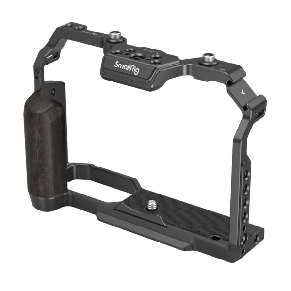 SmallRig 4261 Cage for Nikon Z f on metallinen kamerahäkki, jossa on puinen kahva ja joka tarjoaa turvallisen suojan, useita kiinnityspisteitä ja ruuvin paikan kiinnityksiä varten.