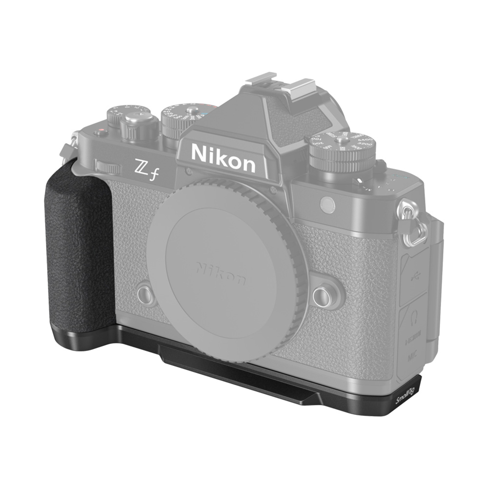 Nikon Z f -kameran runko, jossa on SmallRig 4262 L-muotoinen kahva, jossa on kuvioitu musta kahva oikealla puolella ja alareunassa, näkyy valkoista taustaa vasten. Objektiivia ei ole kiinnitetty.