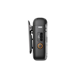 DJI_Mic2_1-black_002 DJI Mic 2 -lähetin, musta sivukuva: kompakti musta lähetin, jossa on oranssi pyöreä painike, USB-portti ja sisäänrakennettu vyöklipsi. Tyylikäs moderni muotoilu minimalistisella estetiikalla.
