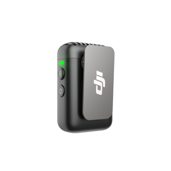 DJI_Mic2_1-black_003 DJI Mic 2 -lähetin, musta on kompakti musta langaton mikrofonilähetin, jossa on pidike, DJI-logo, virta- ja linkkipainikkeet sekä vihreä merkkivalo.