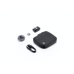 DJI_Mic2_1-black_004 DJI Mic 2 -lähetin, musta setti sisältää kompaktin mustan kotelon, mikrofonilähettimen, tuulisuojan, USB-latauskaapelin ja vastaanottimen, jotka on järjestetty siististi valkoiselle taustalle.