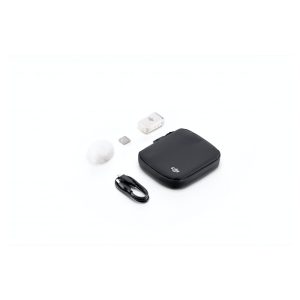 DJI_Mic2_1-white_001 Valkoisella pohjalla on valkoinen DJI Mic 2 -lähetin, musta kantolaukku, latauskaapeli, valkoinen sovitin, pieni valkoinen vaahtomuovinen tuulisuoja ja microSD-kortti.