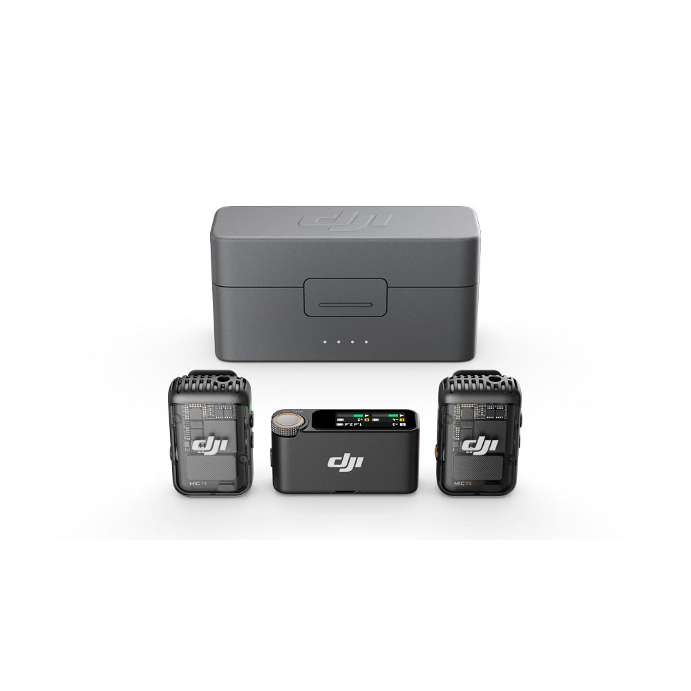 DJI_Mic2_1+2_003 DJI Mic 2 Dual Kit -langaton mikrofonijärjestelmä sisältää kaksi mustaa digitaalinäytöllä varustettua lähetintä ja vastaanottimen, jotka näkyvät harmaan suorakulmaisen latauskotelon edessä valkoisella pohjalla.