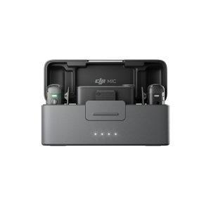 Musta DJI Mic 2 Dual Kit -langaton mikrofonijärjestelmä -latauskotelo on avattu, ja sen sisältä paljastuu kaksi langatonta lähetintä ja vastaanotin. Etupuolella olevat neljä LED-valoa ilmaisevat akun tilan.