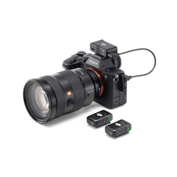 Sony Alpha -kamera, jossa on suuri G Master -objektiivi, DJI Mic 2 Dual Kit -langaton mikrofonivastaanotin asennettuna kameran päälle ja kaksi langatonta lähetintä samasta sarjasta kameran edessä.
