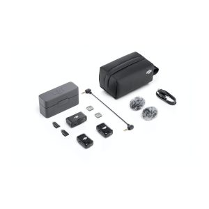 DJI Mic 2 Dual Kit -langaton mikrofonijärjestelmä näkyy valkoisella pinnalla, jossa on kaksi lähetintä, yksi vastaanotin, latauskotelo, kaksi karvaista tuulilasia, USB-kaapelit, sovitinkaapelit, microSD-kortit ja musta kantolaukku.