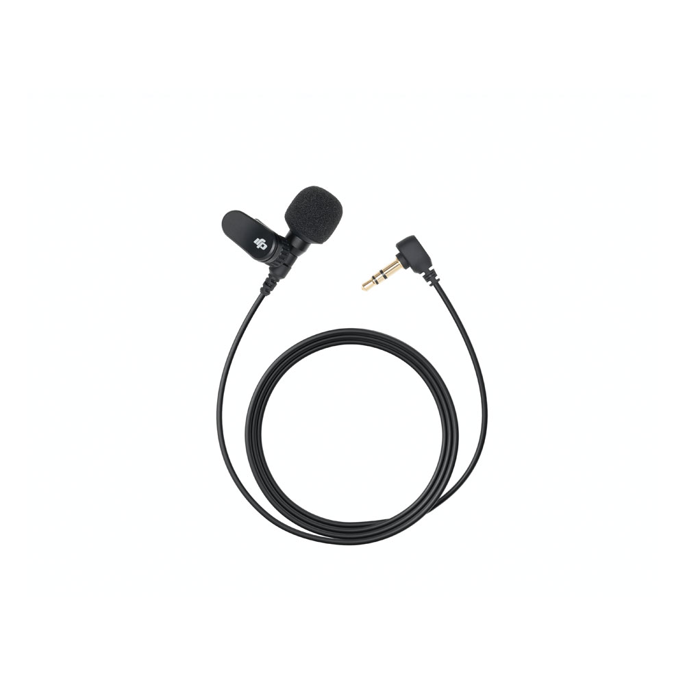 DJI Lavalier Mic -mikrofoni vaahtomuovisella tuulisuojalla ja pitkällä mustalla kaapelilla, joka päättyy suorakulmaiseen 3,5 mm:n ääniliitäntään, näkyy valkoisella pohjalla.