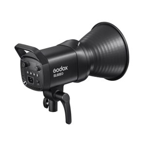 Godox SL60IID LED-videovalaisin -LED-valo mustana on kuvassa kulmikkaasti käännettynä, jotta sen takaosan säätimet ja etuosan heijastin tulevat näkyviin, ja kiinnityskahva on näkyvissä.