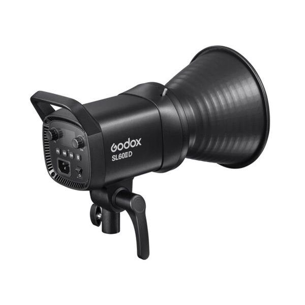 Godox SL60IID LED-videovalaisin -LED-valo mustana on kuvassa kulmikkaasti käännettynä, jotta sen takaosan säätimet ja etuosan heijastin tulevat näkyviin, ja kiinnityskahva on näkyvissä.