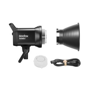 Godox SL60IID LED-videovalaisin -LED-valo on kuvassa kiinnitystelineen, heijastimen, virtajohdon ja värisuodinsovittimen kanssa valkoisella pohjalla.
