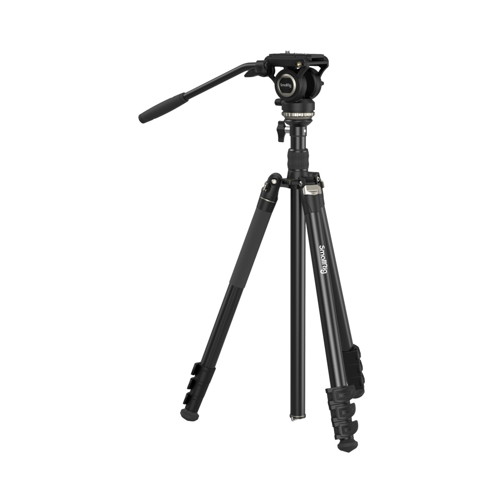 SmallRig 4475 Video Tripod Kit CT210 on musta kamerastatiivi, jossa on säädettävät jalat, nestepää ja pitkä kahva sulavaa panorointia varten. Yksi jalka on pidennetty muita leveämmäksi. Tuotenimi on näkyvissä yhdessä jalassa.