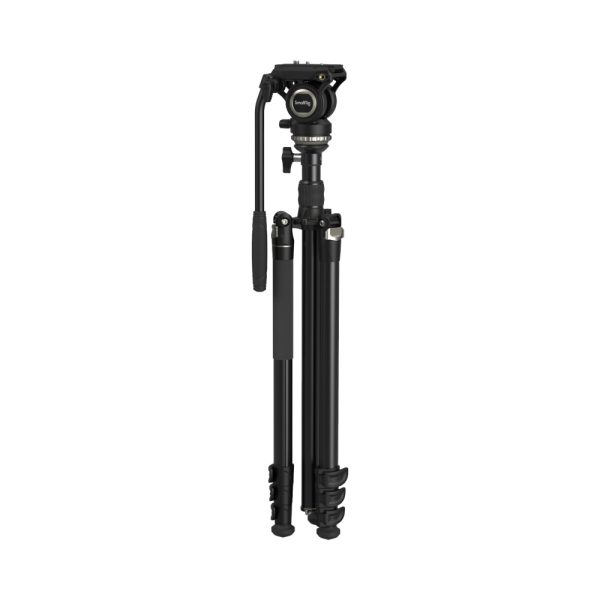SmallRig 4475 Video Tripod Kit CT210 on musta kolmella kokoontaitettavalla jalalla, kääntyvällä ja kallistuvalla päälaella, kahvalla ja jalkojen lukitusmekanismeilla varustettu kolmijalkainen jalusta, joka on kuvassa pystyssä valkoisella pohjalla.