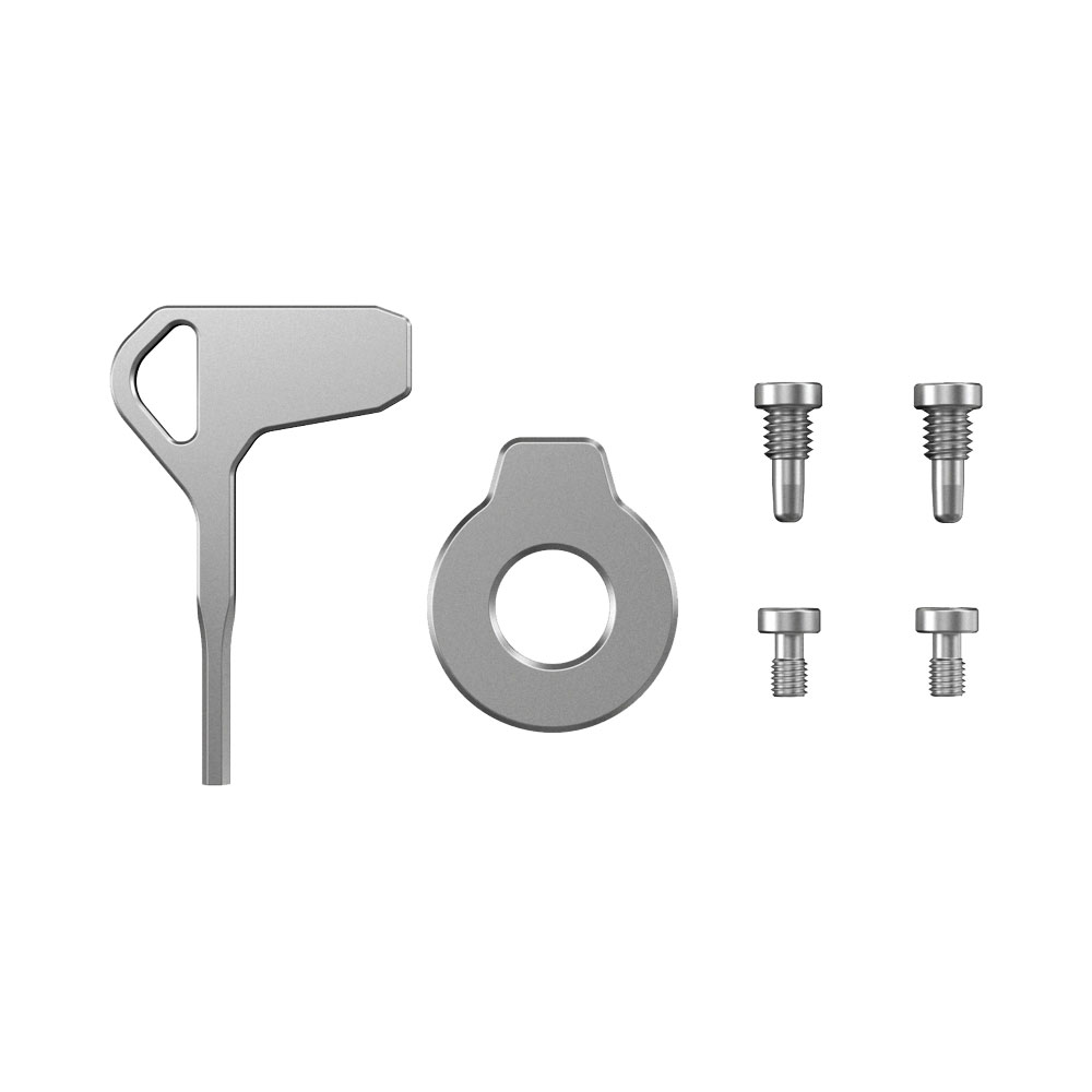 SmallRig 4385 Screw Set with Screwdrivers sisältää avaimenmuotoisen työkalun, pyöreän osan, jossa on keskireikä, ja neljä pientä ruuvia, jotka on sijoitettu kahteen riviin.