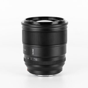 Viltrox AF PRO 27mm f/1.2 -objektiivi, Fuji X -objektiivi seisoo pystyasennossa valkoisella taustalla, ja siinä on kaiverretut tarkennus- ja aukkorenkaat sekä tyylikäs, sylinterimäinen musta muotoilu.