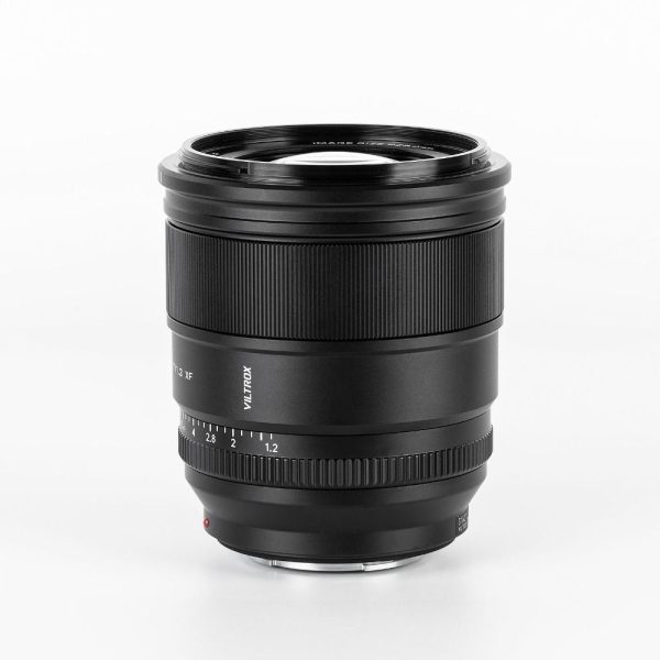 Viltrox AF PRO 27mm f/1.2 -objektiivi, Fuji X -objektiivi seisoo pystyasennossa valkoisella taustalla, ja siinä on kaiverretut tarkennus- ja aukkorenkaat sekä tyylikäs, sylinterimäinen musta muotoilu.