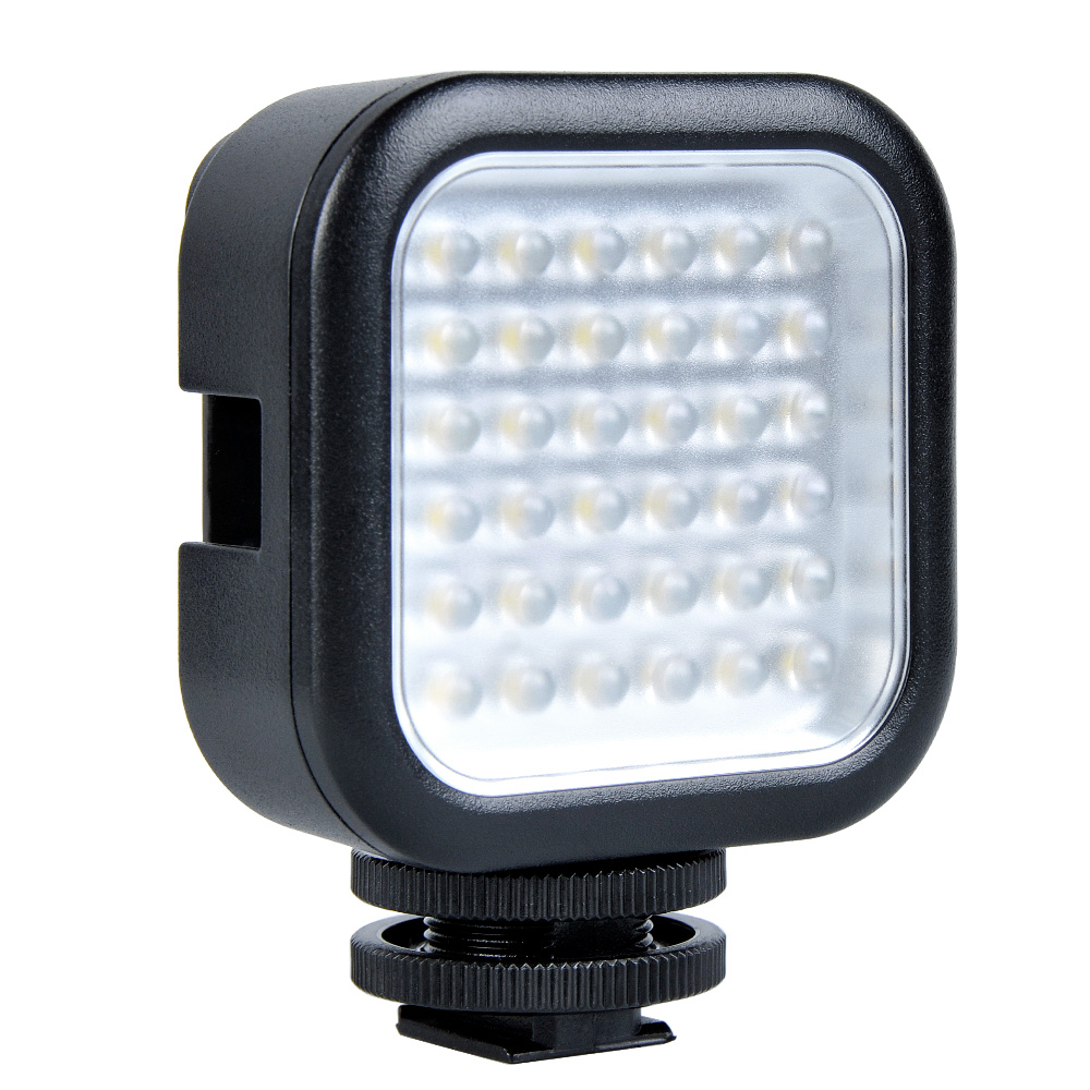 Godox Led 36 on kompakti, neliönmuotoinen LED-paneelivalaisin, jossa on himmeä etukansi ja musta kotelo, ja jossa on säädettävä cold shoe -jalusta, joka on helppo kiinnittää kameraan tai jalustaan.
