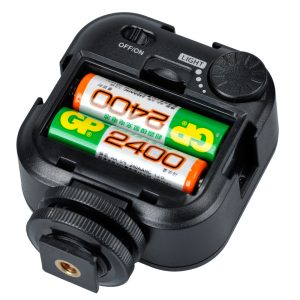 Godox Led 36:n lähikuvassa näkyy sen avoin paristolokero, jossa on kaksi GP 2400 AA-paristoa, ON/OFF-liukukytkin ja painike, jossa on merkintä LIGHT.