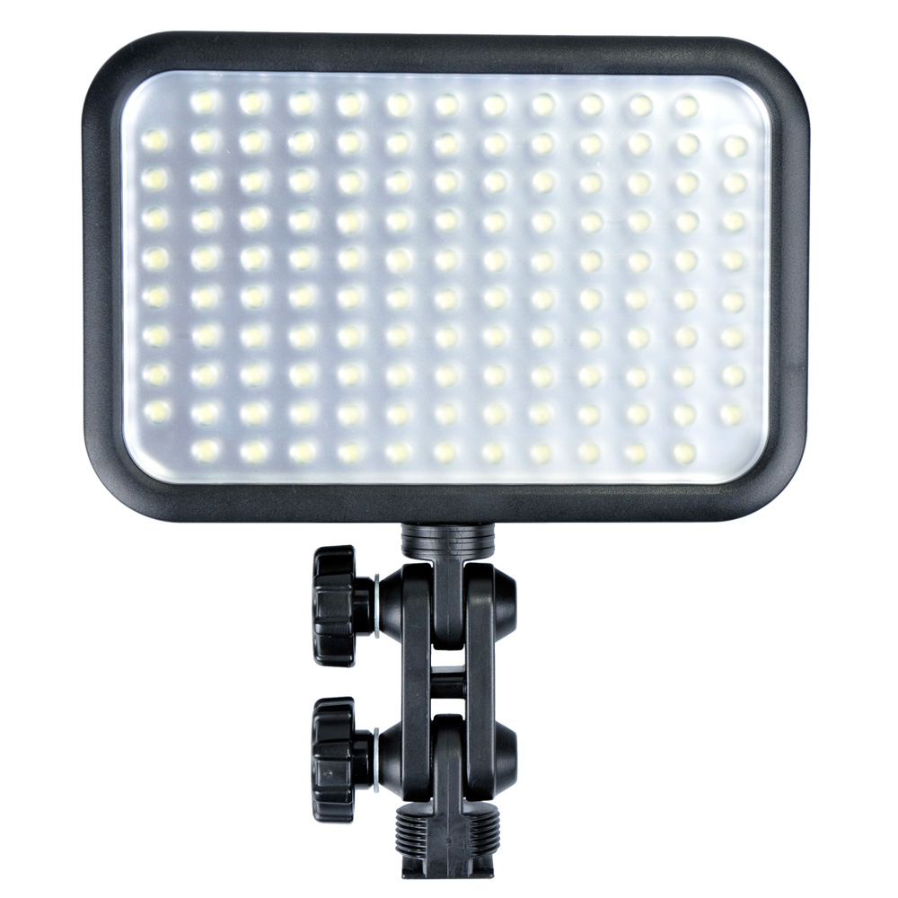 Godox Led 126 on suorakulmainen LED-videovalaisinpaneeli, jossa on useita pieniä lamppuja, jotka on sijoitettu mustaan kehykseen, asennettu säädettävään kiinnikkeeseen, jossa on kaksi nuppia, ja esitetty valkoista taustaa vasten.