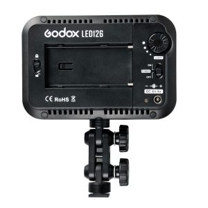 Godox Led 126 -videovalopaneeli näkyy takaa, ja siinä on säätönupit, paristopaikka, virtakytkin ja näkyvä kiinnityskannake.